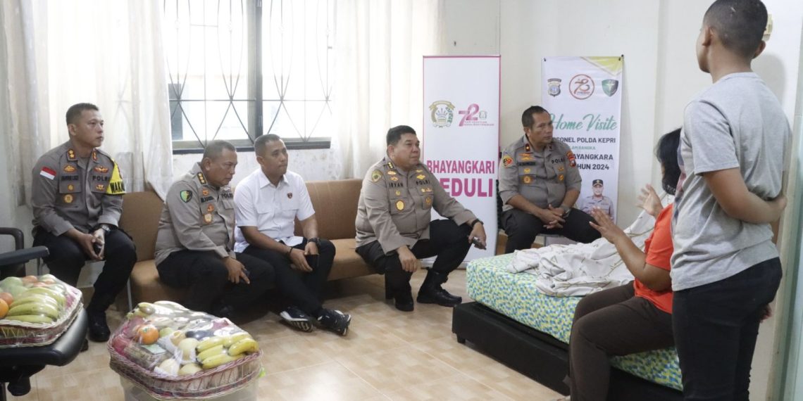 Wakapolresta Barelang Bersama PJU Polda Kepri Dampingi Wakapolda Kepri Home Visit Ke Kediaman Personel Polda Kepri Yang Sedang Sakit