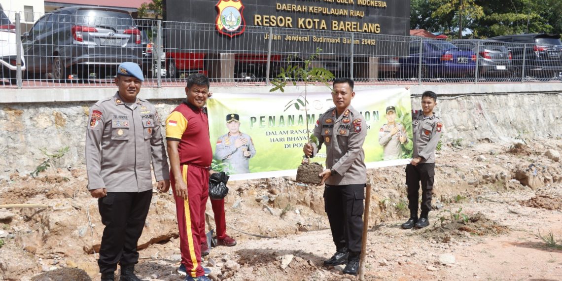 Lestarikan Lingkungan, Polresta Barelang dan Polsek Jajaran Laksanakan Penanaman Pohon Jelang Hari Bhayangkara Ke-78 Tahun 2024