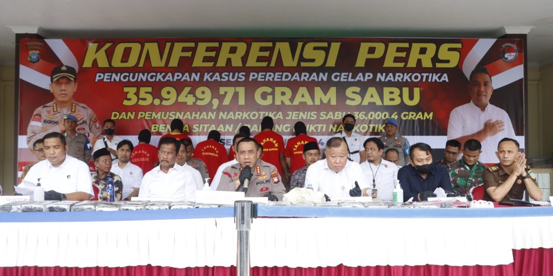 Kapolresta Barelang Gelar Konferensi Pers Ungkap Tersangka Peredaran Gelap Narkotika Seberat 35.949,71 Gram dan Pemusnahan Barang Bukti Sitaan Narkotika 36.000,4 Gram