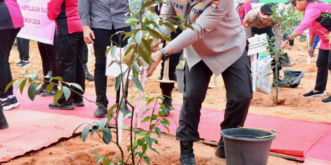 Irjen Yan Fitri Halimansyah Laksanakan Kegiatan Penanaman Pohon Dalam Rangka Hari Bhayangkara ke-78