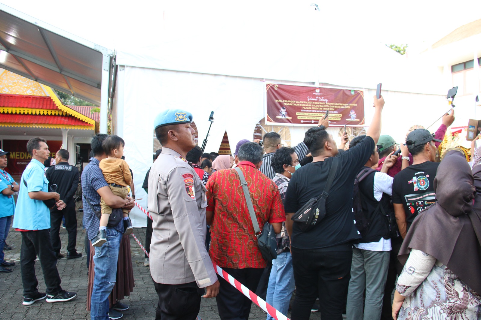 Polresta Barelang Lakukan Pengamanan Hari Terakhir Pendaftaran Calon Walikota dan Calon Wakil Walikota di Kantor KPU Kota Batam