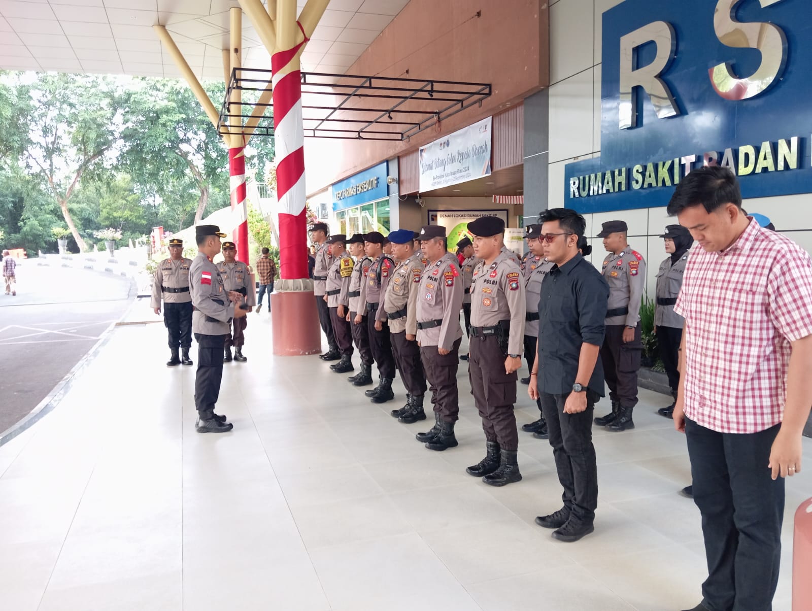 Polresta Barelang Laksanakan Pengamanan Tahapan Pemeriksaan Kesehatan Pasangan Calon Kepala Daerah di RSBP Batam