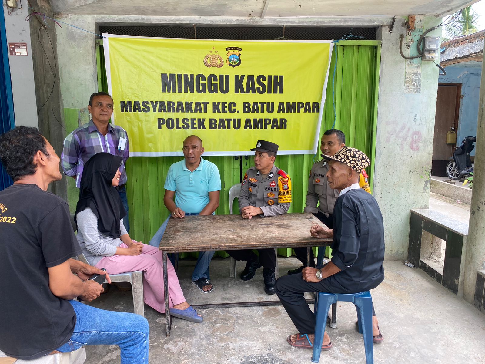 Polsek Batu Ampar Minggu Kasih Kamtibmas Bersama Masyarakat Batu Merah Berikan Himbauan Pilkada Damai. 
