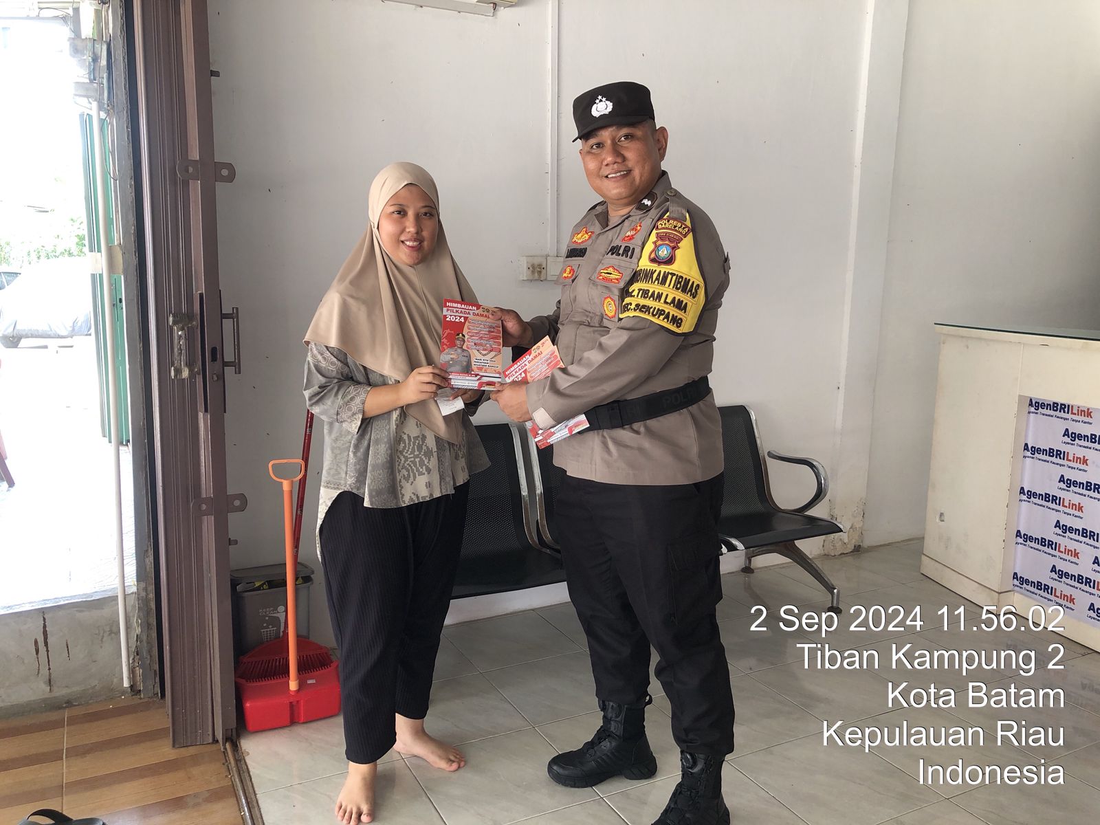 Bhabinkamtibmas Polsek Sekupang lakukan Kegiatan Pembagian Brosur Himbauan Kamtibmas untuk Pilkada Damai 