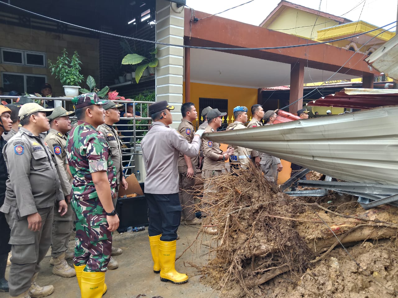Polresta Barelang dan Polsek Sekupang Tanggap Cepat Tangani Longsor di Tiban Koperasi