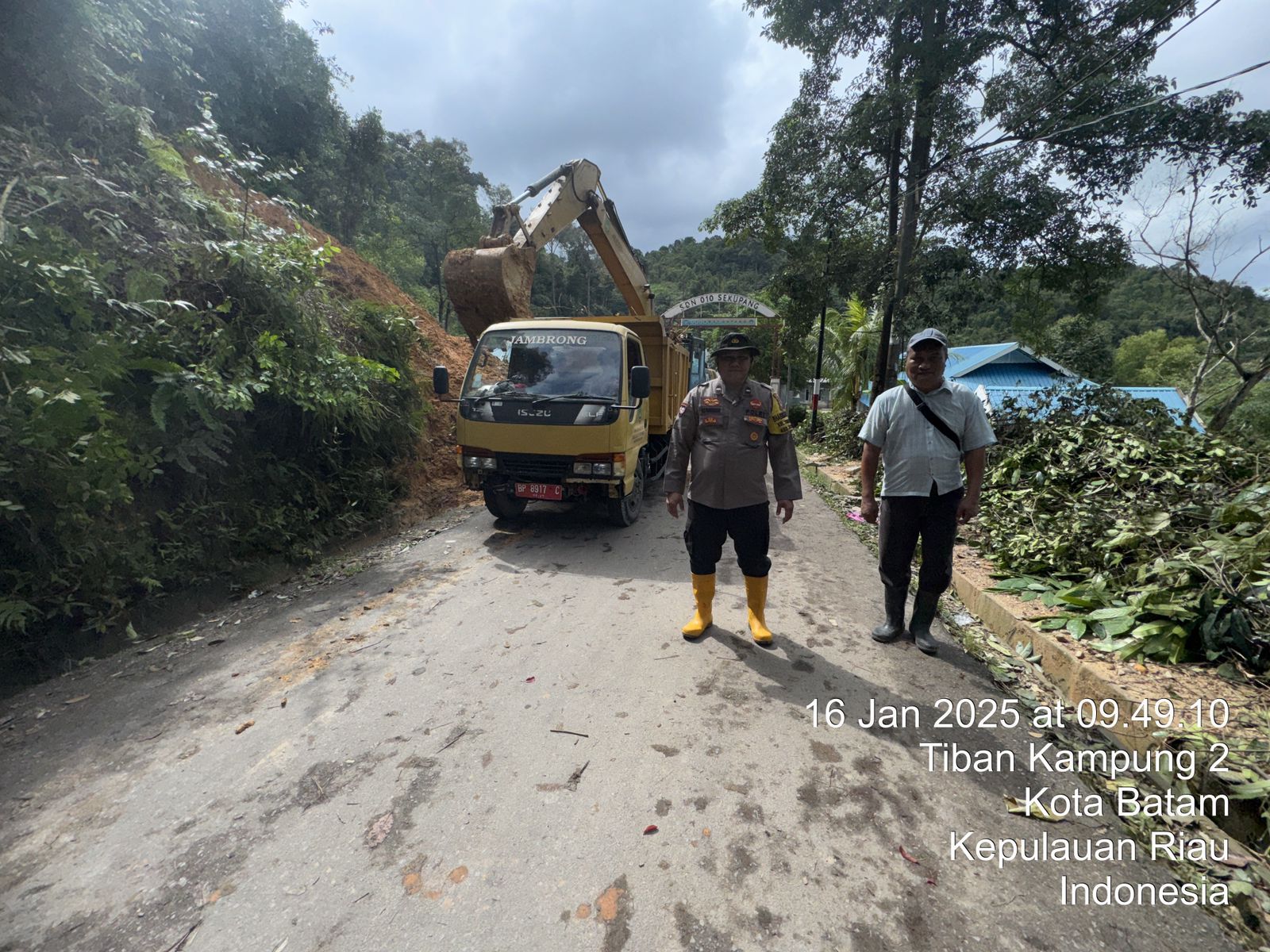 Polsek Sekupang Kawal Pengangkatan Tanah Longsor di Tiban Lama, Imbau Waspada Cuaca Ekstrem