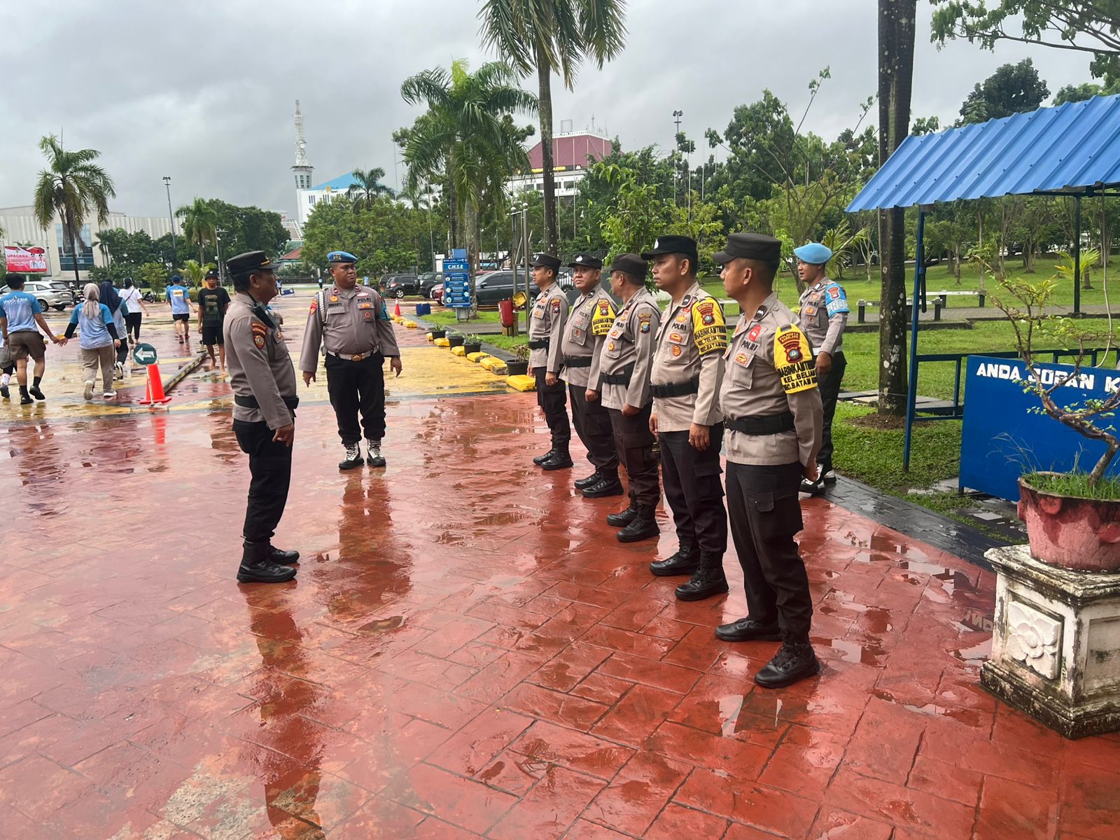 Polresta Barelang  Melakukan Pengamanan Kegiatan Indonesia Ceria Run 2025 Di Dataran Alun-Alun Engku Putri - Batam Center   .