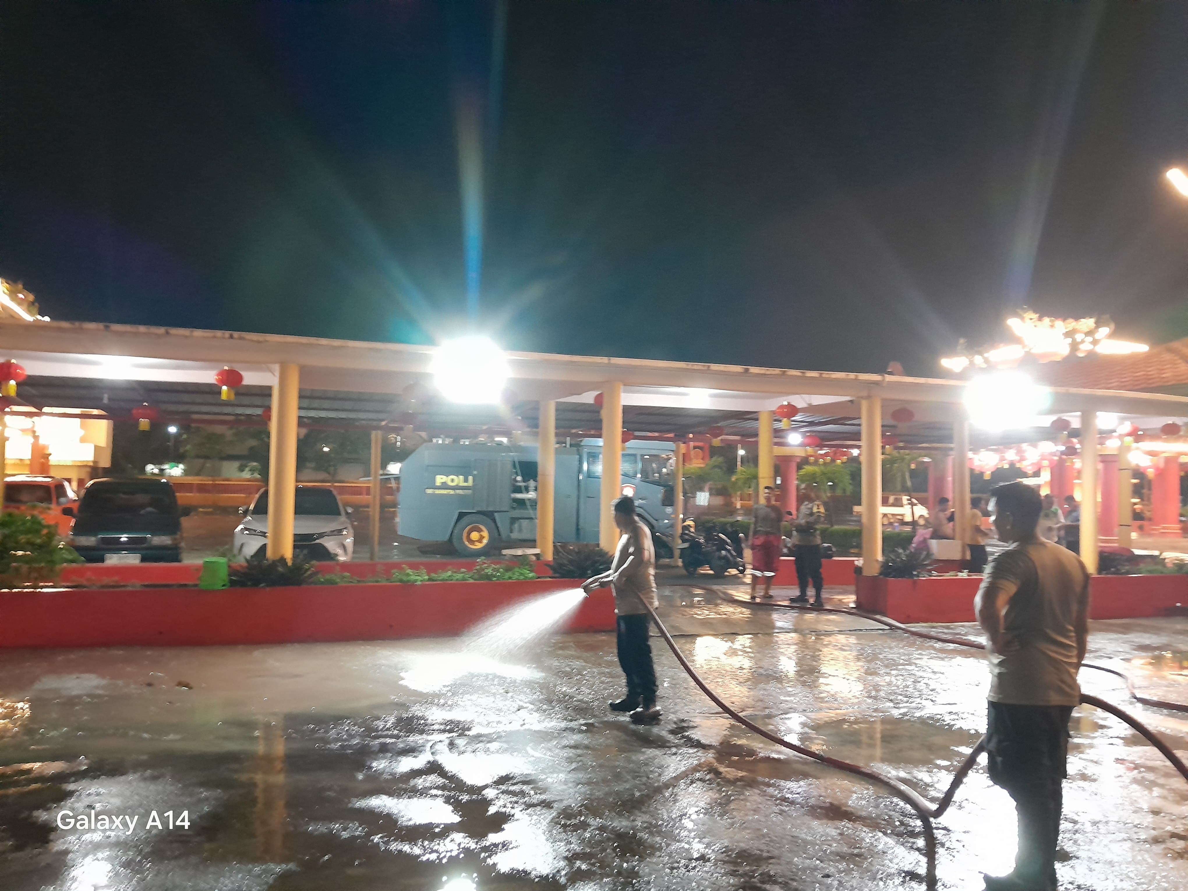Sat Samapta Polresta Barelang Bersama Masyarakat Bersihkan Lumpur Pasca Banjir di Wihara Cipta Dharma