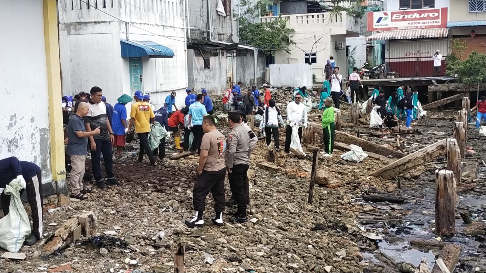 Polsek Belakang Padang Bersama Uspika Dan Masyarakat Gelar Aksi Bersih Pantai Dalam Rangka Hari Lingkungan Hidup Sedunia