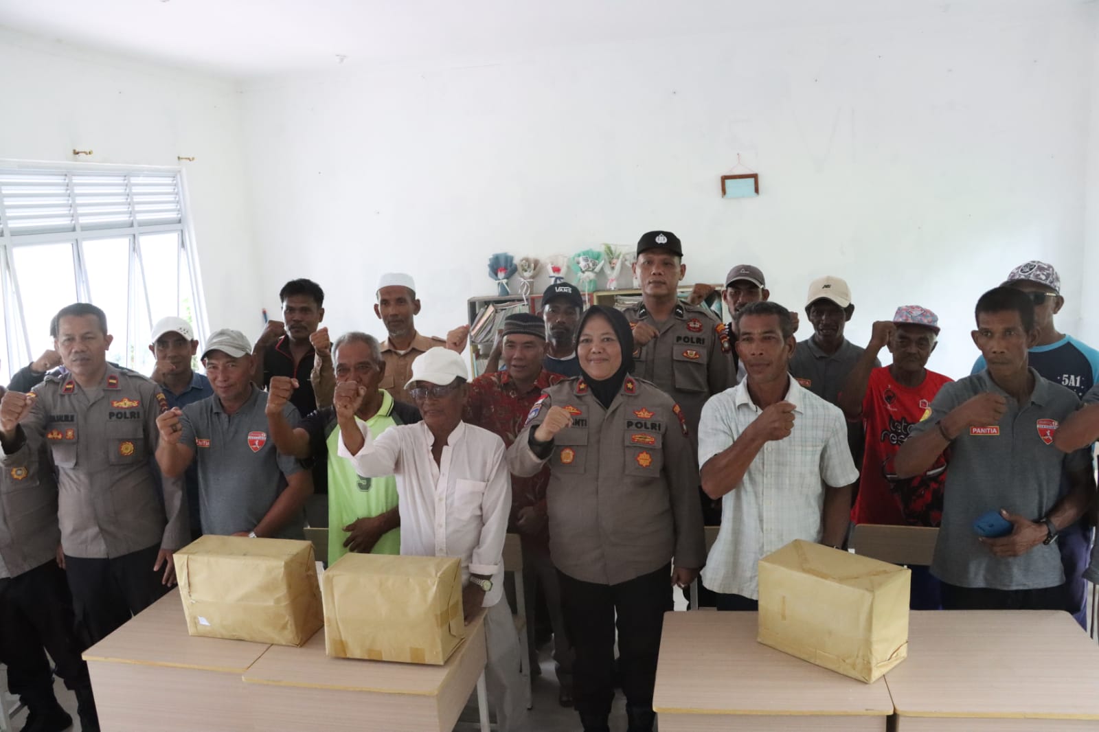 Polresta Barelang Gelar Penyuluhan Kampung Bebas Narkoba, Sosialisasi Layanan 110, Dan Pembagian Bansos Di Pulau Jaloh Kecamatan Bulang