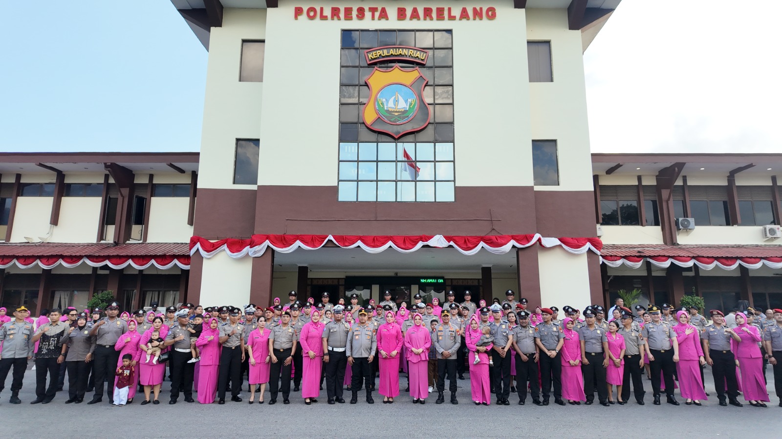 Polresta Barelang Gelar Upacara Kenaikan Pangkat TMT 1 Juli 2025 dan Penghargaan Purnawirawan