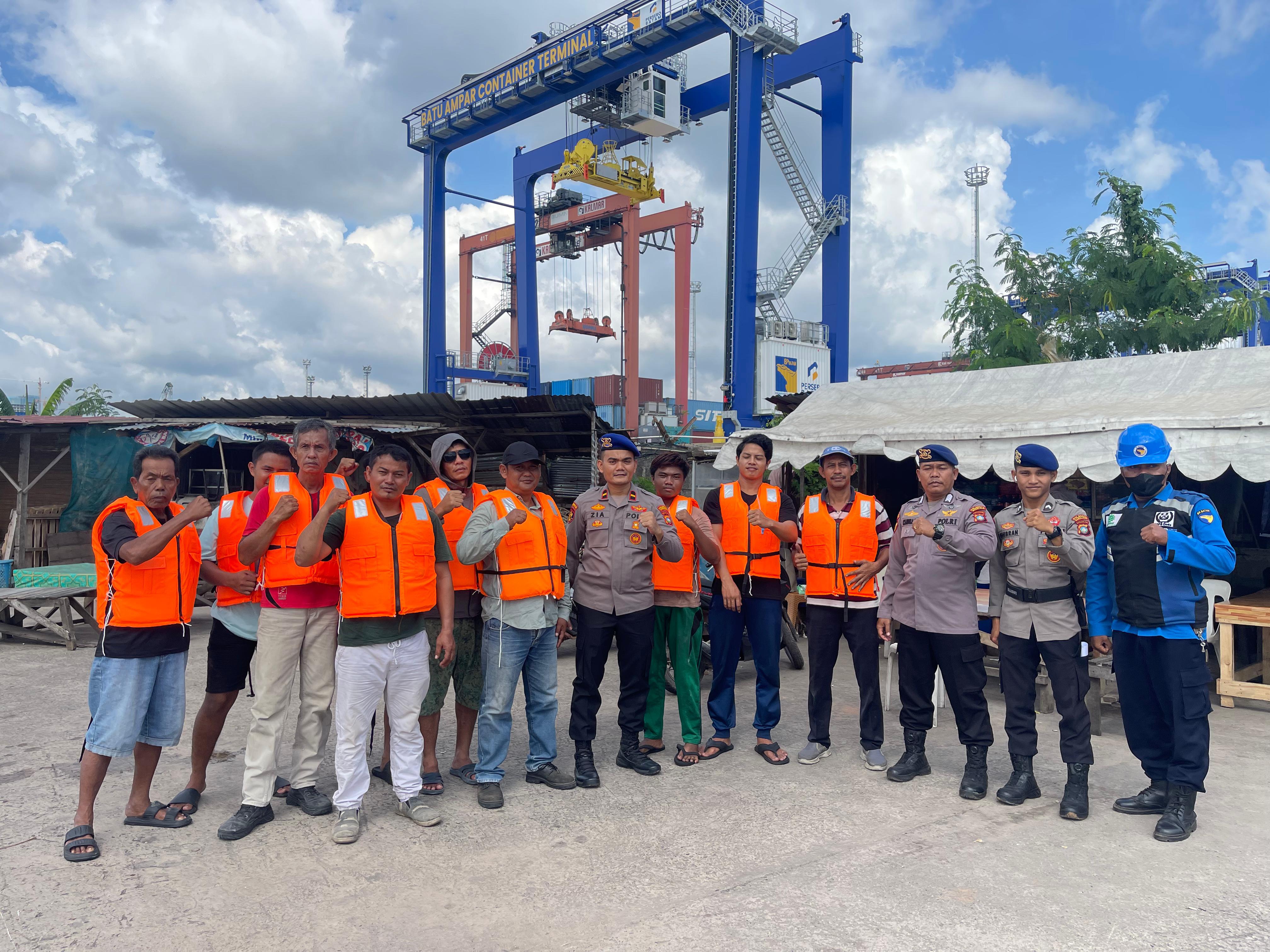 Satpolairud Polresta Barelang Laksanakan Sosialisasi Life Jacket dan Antisipasi Cuaca Ekstrem di Pelabuhan Macobar