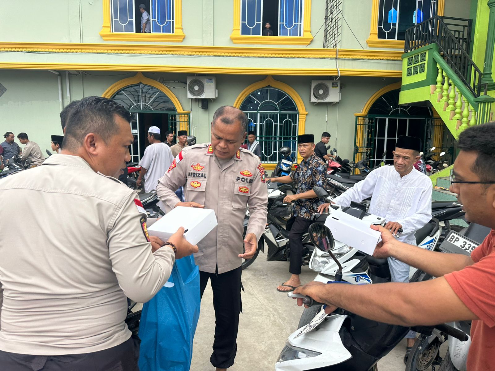 Polsek Lubuk Baja Gelar Bakti Sosial Jumat Berkah Di Masjid Al-Mutaqim Tanjung Uma