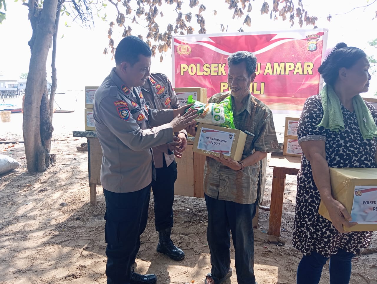 Polsek Batu Ampar Berikan Bantuan Sosial Kepada Nelayan Pesisir Pantai Batu Merah