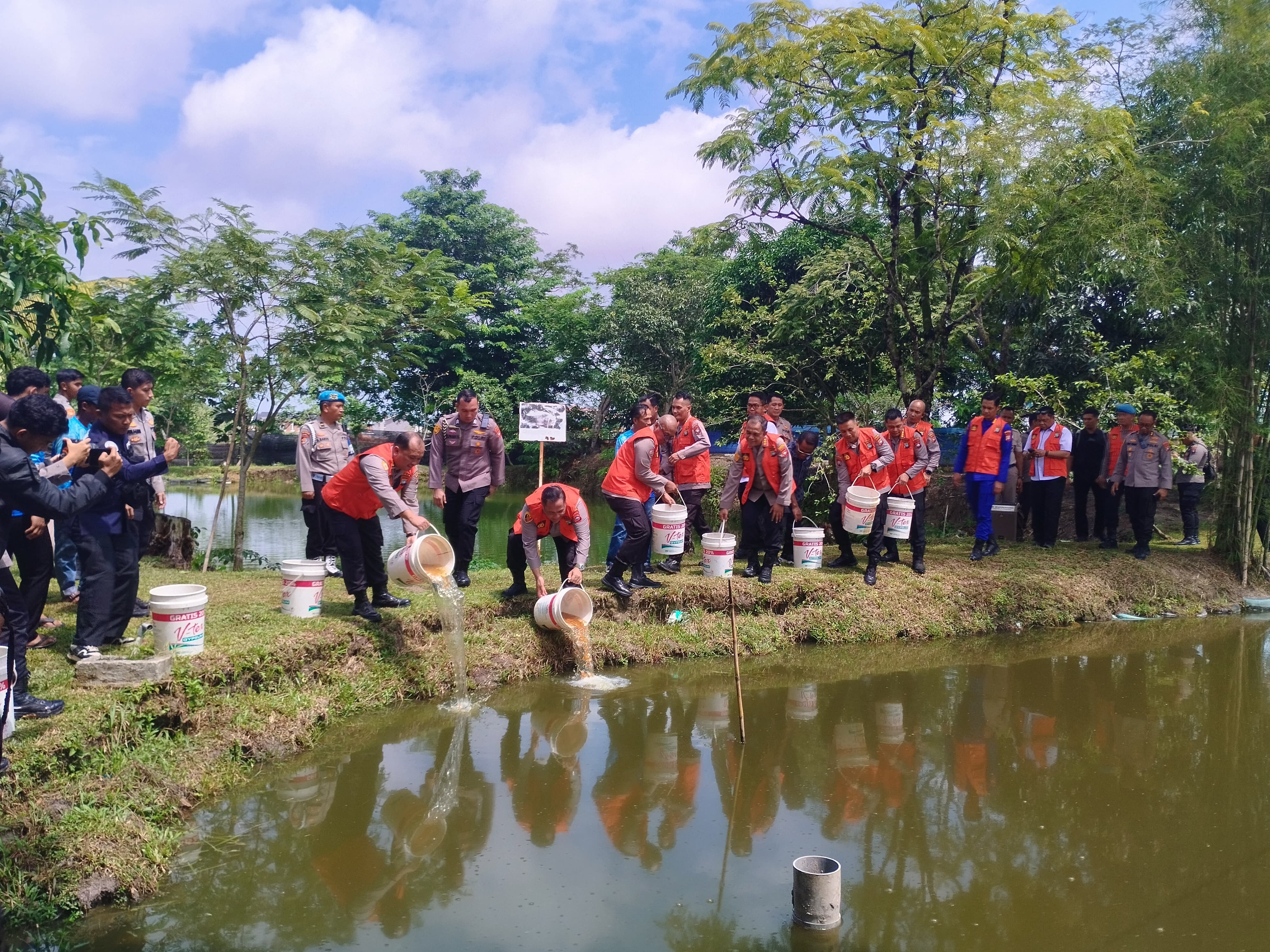 Kapolresta Barelang Hadiri Kegiatan Tabur Benih Ikan Air Tawar Dukung Program Ketahanan Pangan Polda Kepri