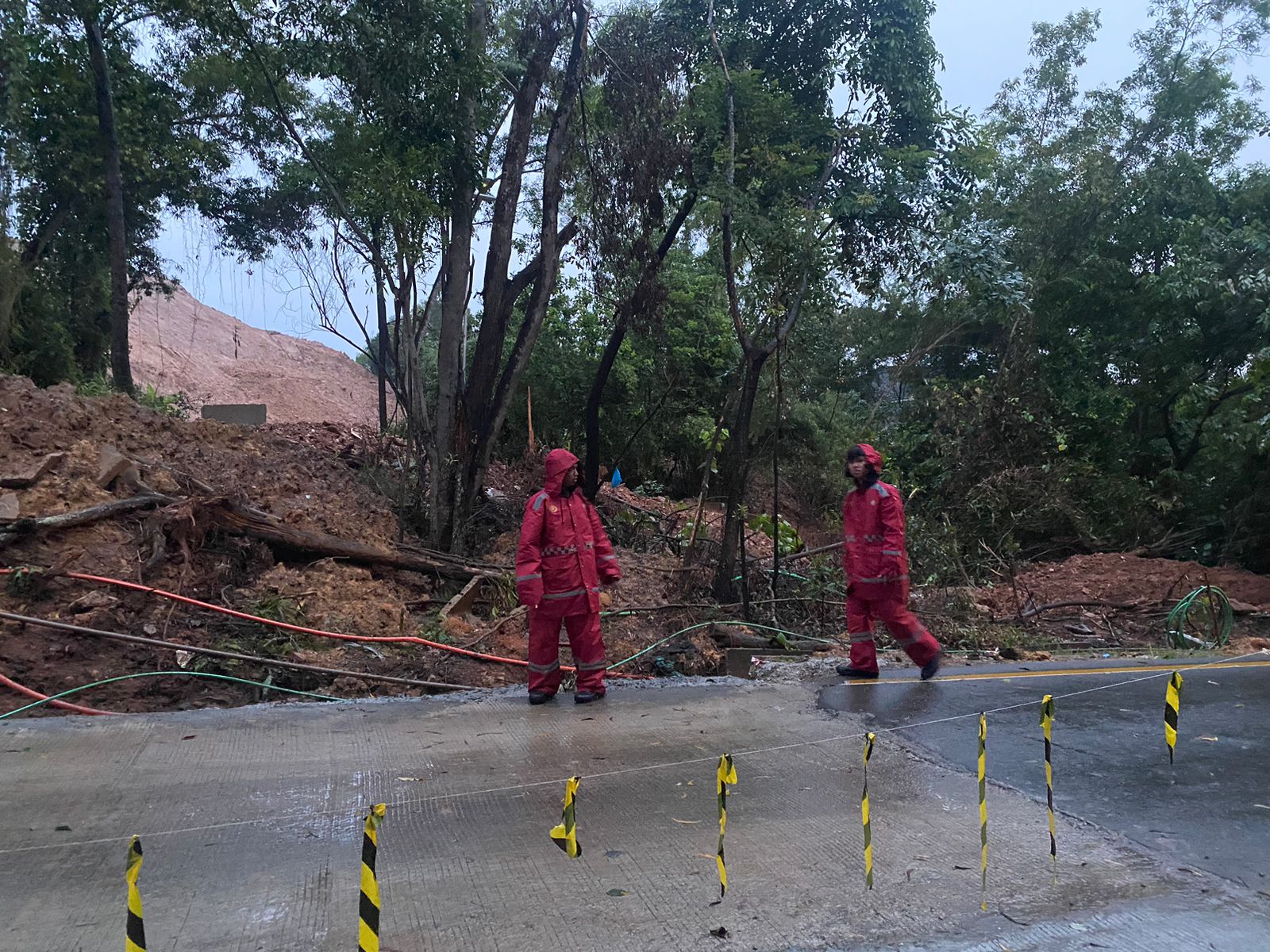 Sat Samapta Polresta Barelang Antisipasi Dampak Curah Hujan dan Angin Kencang di Wilayah Sekupang