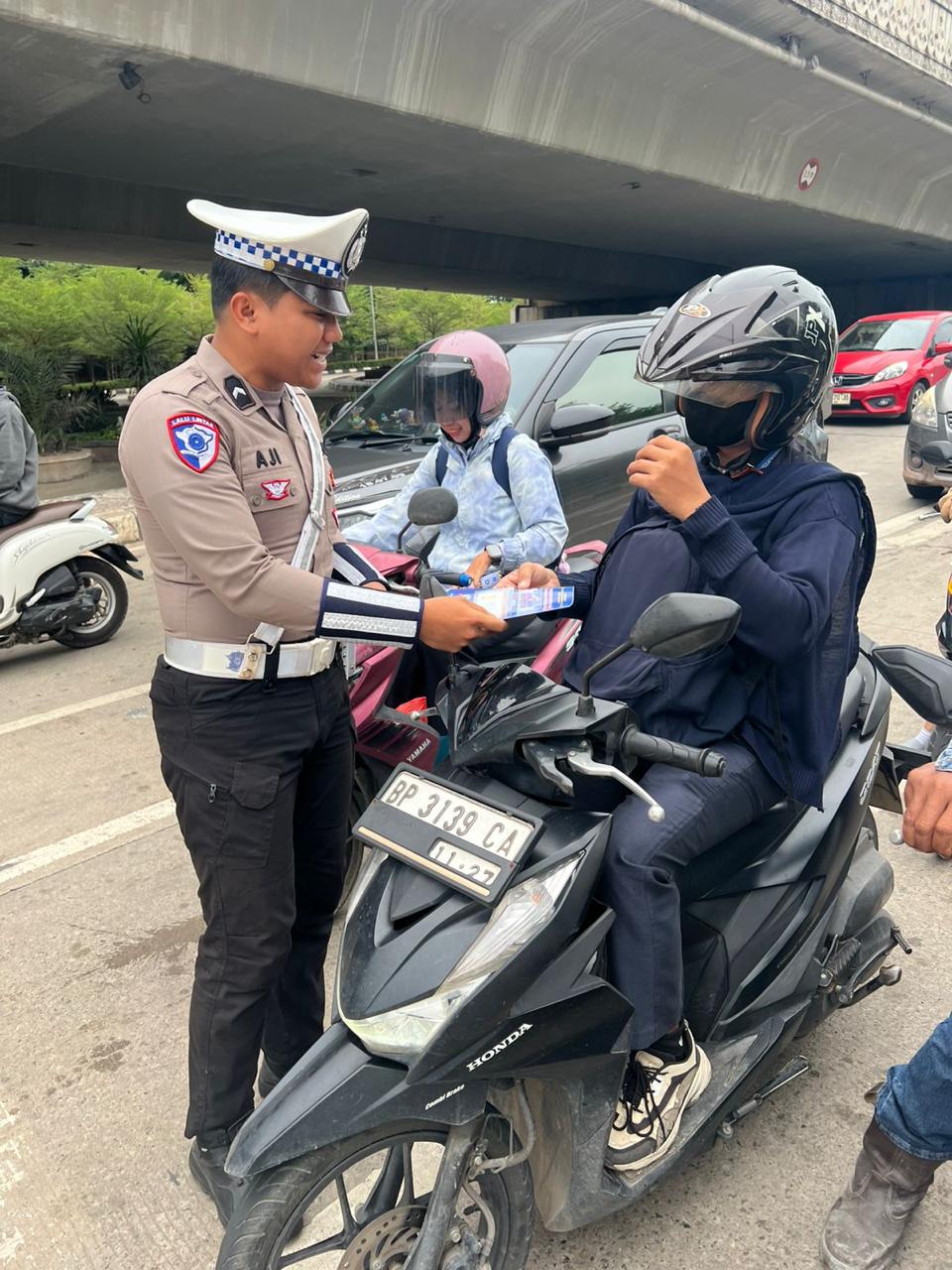 Satlantas Polresta Barelang Bagikan Brosur Dan Himbauan Keselamatan Berkendara Dalam Rangka Ops Patuh Seligi 2025