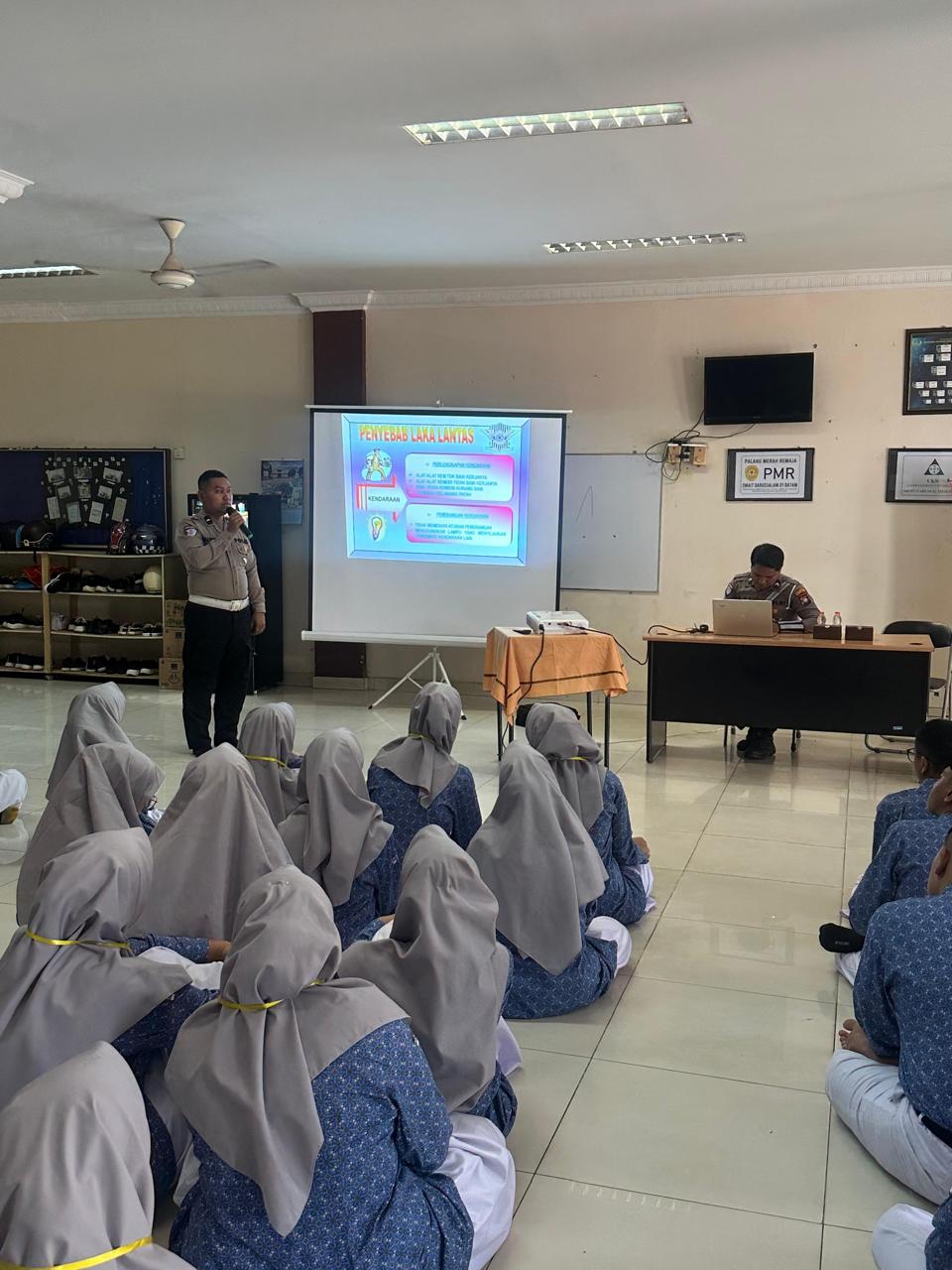 Satlantas Polresta Barelang Gelar Kegiatan “Police Go To School” Di SMP Islam Integral Luqman Al-Hakim Batam Dalam Rangka Ops Patuh Seligi 2025