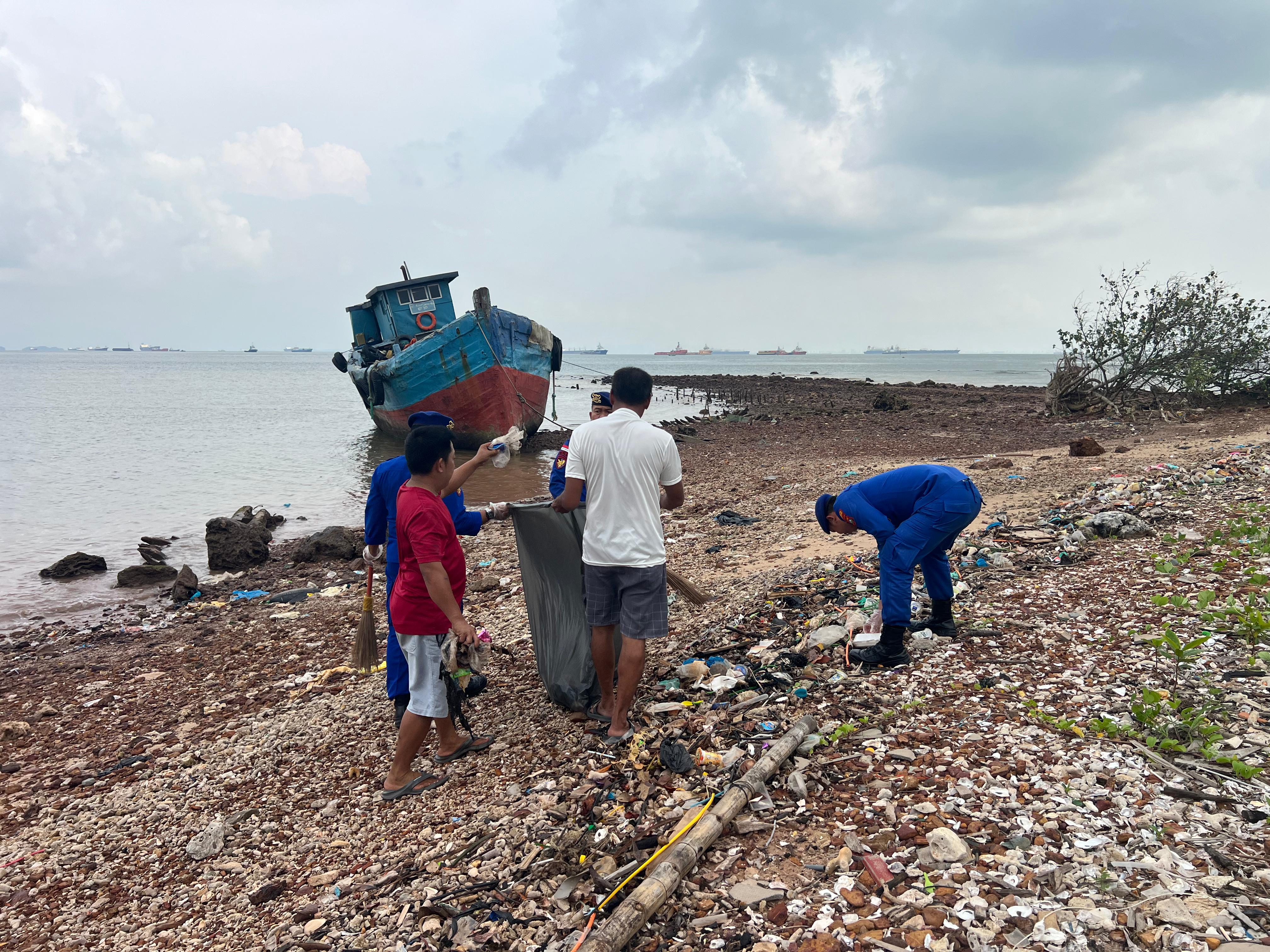 Satpolairud Polresta Barelang Gelar Aksi Bersih-Bersih Di Pesisir Tanjung Uma Lubuk Baja