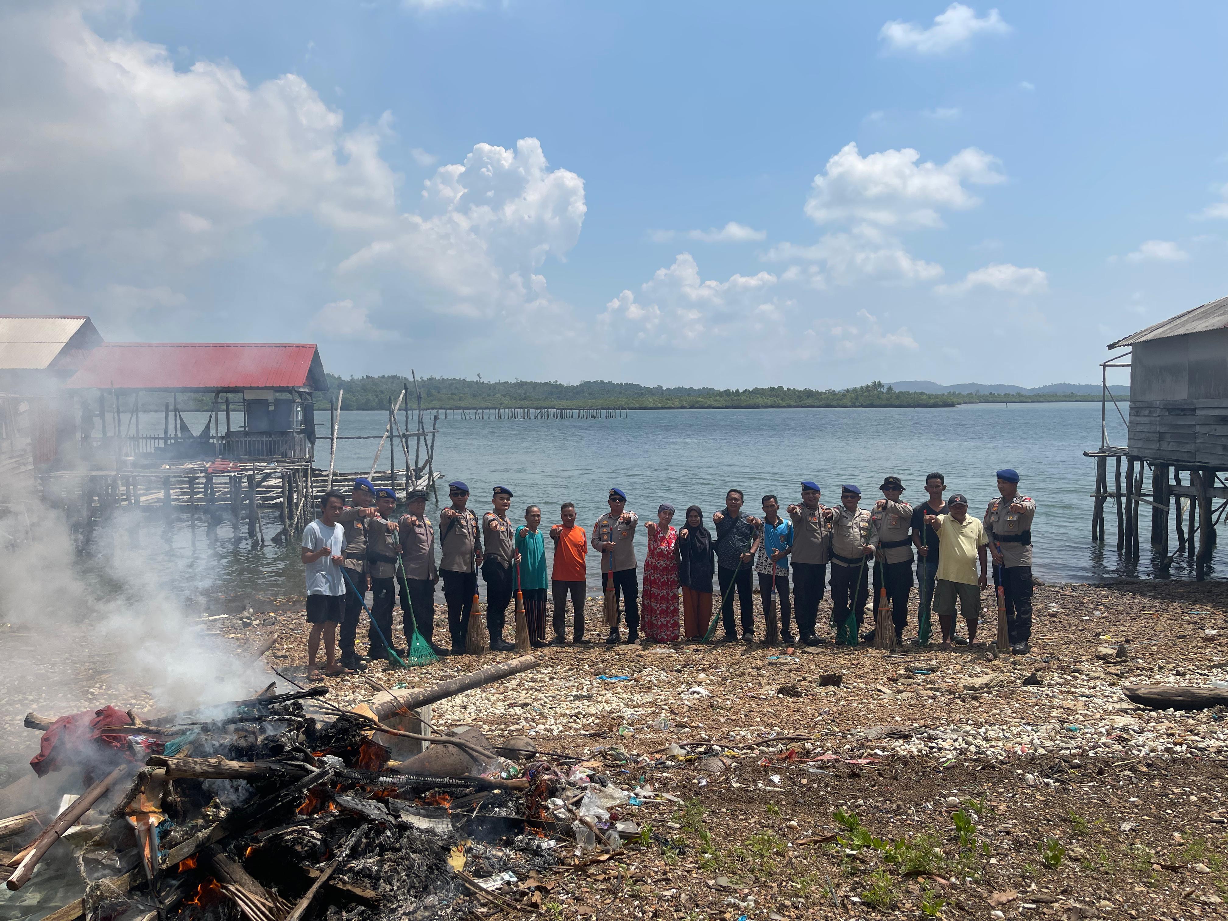 Sat Polairud Polresta Barelang Gelar Bakti Sosial Dan Aksi Bersih Pantai Di Tanjung Pengapit