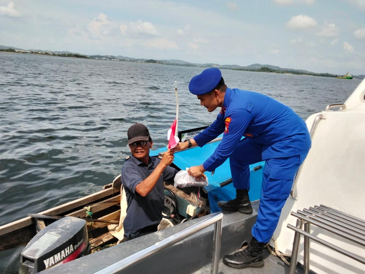 Jumat Berkah di Perairan Batu Ampar, Satpolairud Polresta Barelang Bagikan Nasi Kotak dan Bendera Merah Putih kepada Nelayan